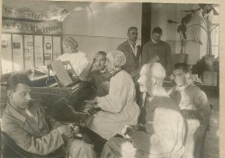 Фотография. У рояля в Ставропольской психиатрической больнице. 1930-е гг. Из фотоальбома главного врача А.Я. Доршта 1939 г.